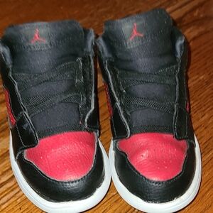 JORDAN red and black mid. 10C